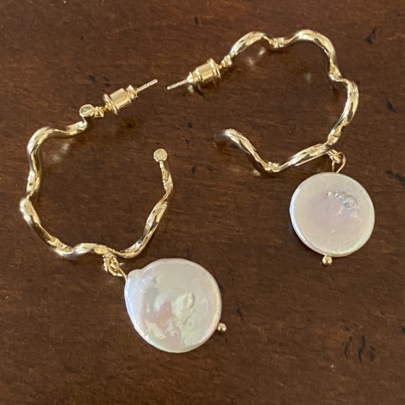 Gorgeous gold & Pearl hoops 😍 - Picture 7 of 10